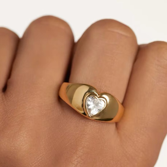 NWOT Bold ring with heart-shaped zirconia in gold - Picture 3 of 6